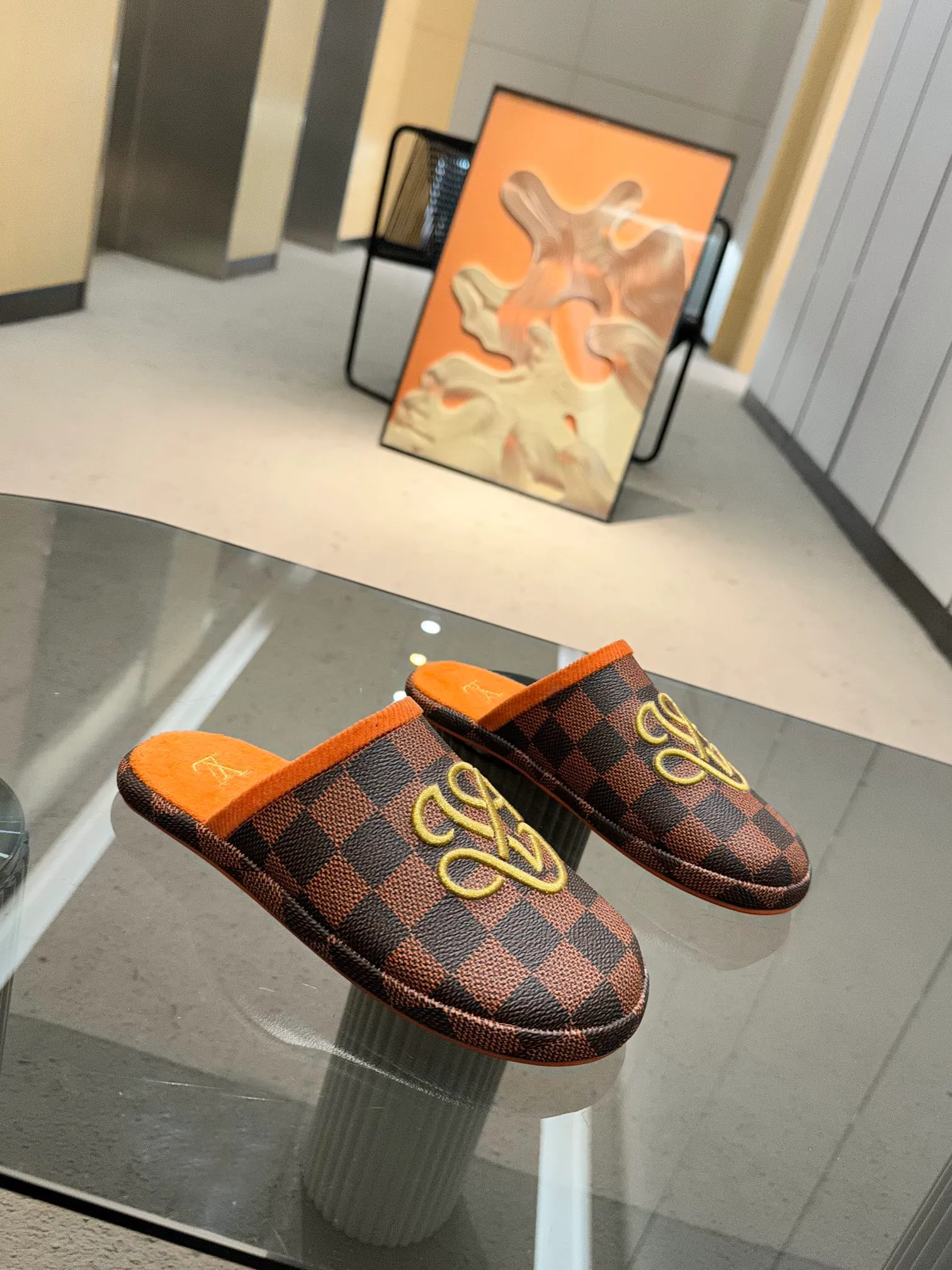 👟👟Ex-factory price 320👟👟 The 2024 couple’s counter features the latest hard goods of LV and Loewe co-branded slippers🆕 ✿Purchase level! Full of high-end feel! A popular model among bloggers at home and abroad, it’s retro and fashionable and looks amazing on your feet! Official website main recommendation code number 35-46